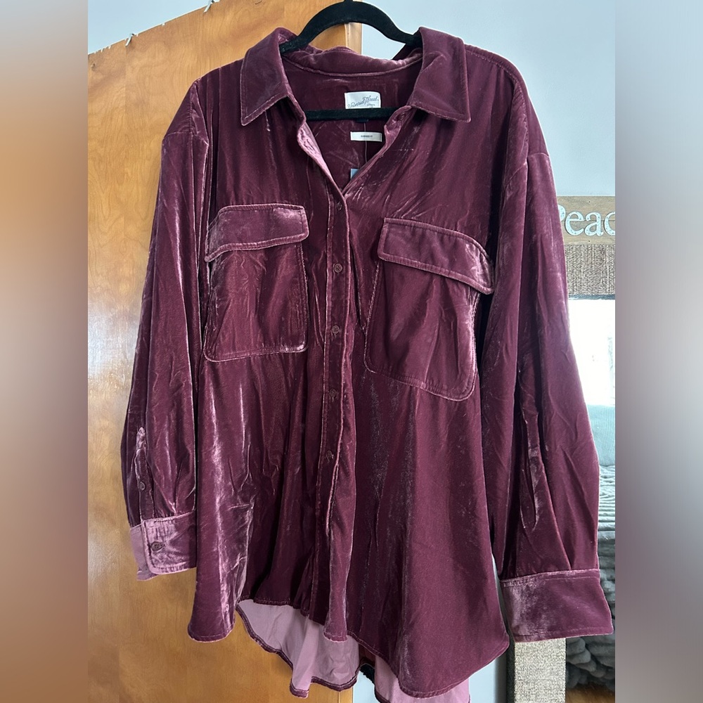 Universal Thread velvet top. NWT
